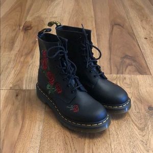 BNIB Dr.Martens VONDA boot - 8 eye, 1460 roses